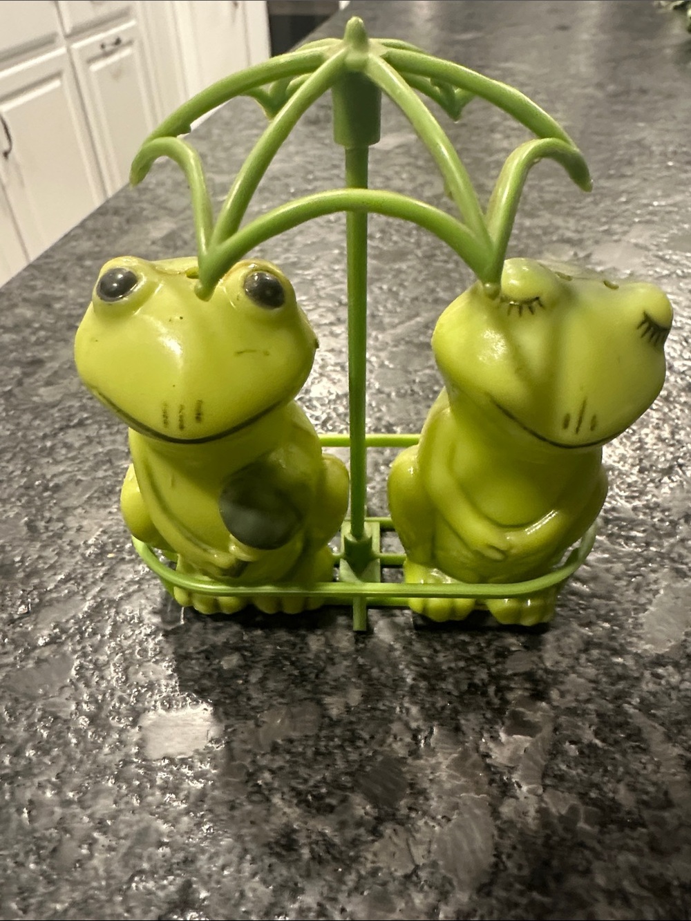 Green Frog Salt & Pepper Shakers Set